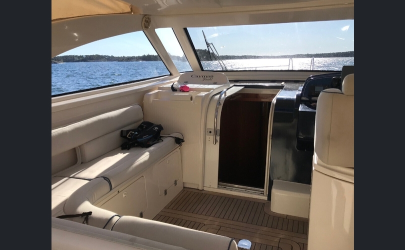 Cayman 38 WA Walkaround-kuva-3